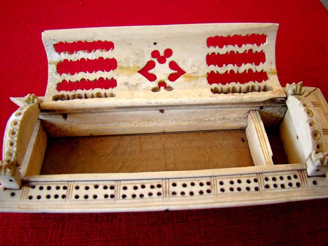 A Napoleonic period Prisoner-of-war bone game box dated 1811 — image 4